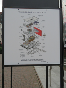 848208 Afbeelding van het informatiebord 'TivoliVredenburg Exploded', op de Vredenburgkade te Utrecht.